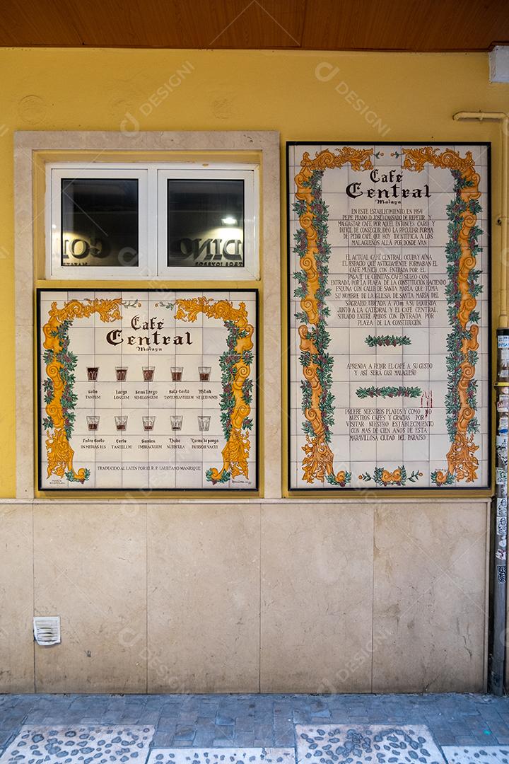 Málaga, Espanha - 23 de fevereiro de 2021: Vista da loja Cafe Central durante a pandemia em Málaga.