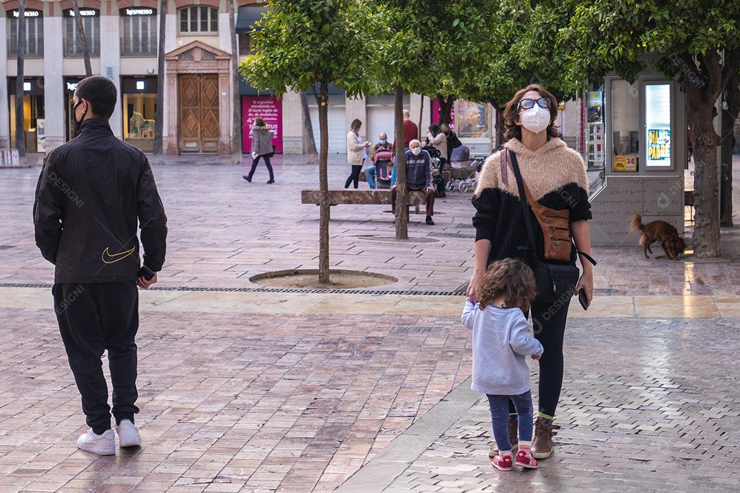 Málaga, Espanha - 23 de fevereiro de 2021: Vista de pessoas passeando na Calle Marques Larios durante a pandemia em Málaga.