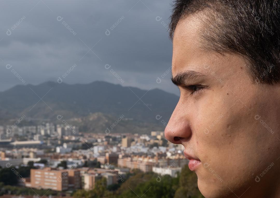 Perto de jovem olhando de soslaio na cidade de Málaga, na Espanha.