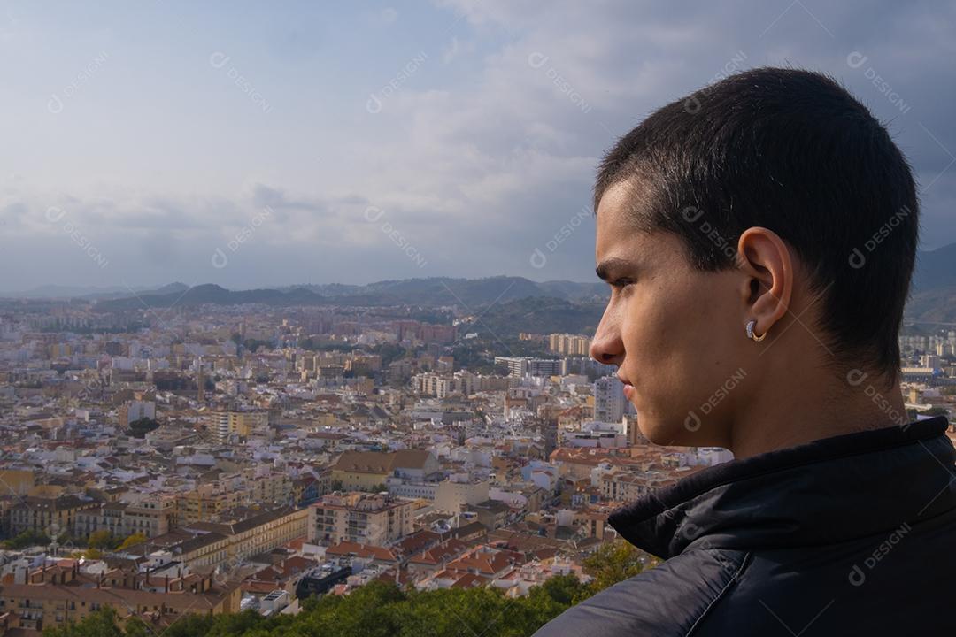 Menino olhando de soslaio na cidade de Málaga, na Espanha.