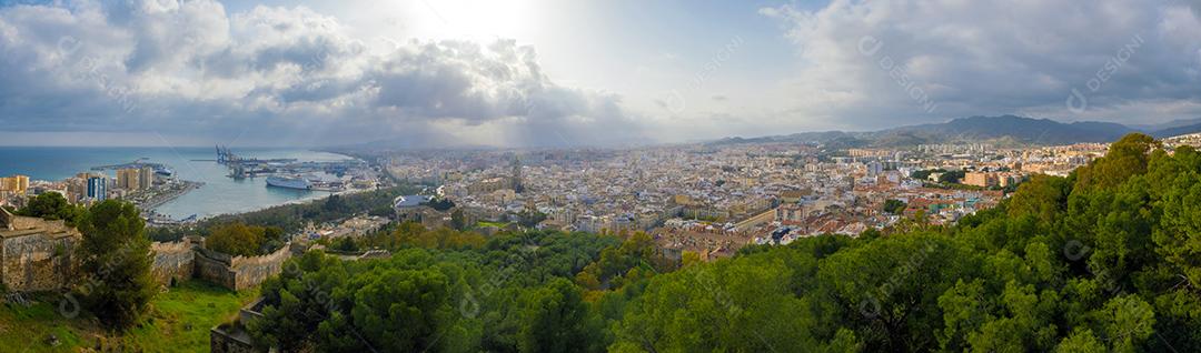 Vista aérea e panorâmica da cidade de Málaga na Espanha.