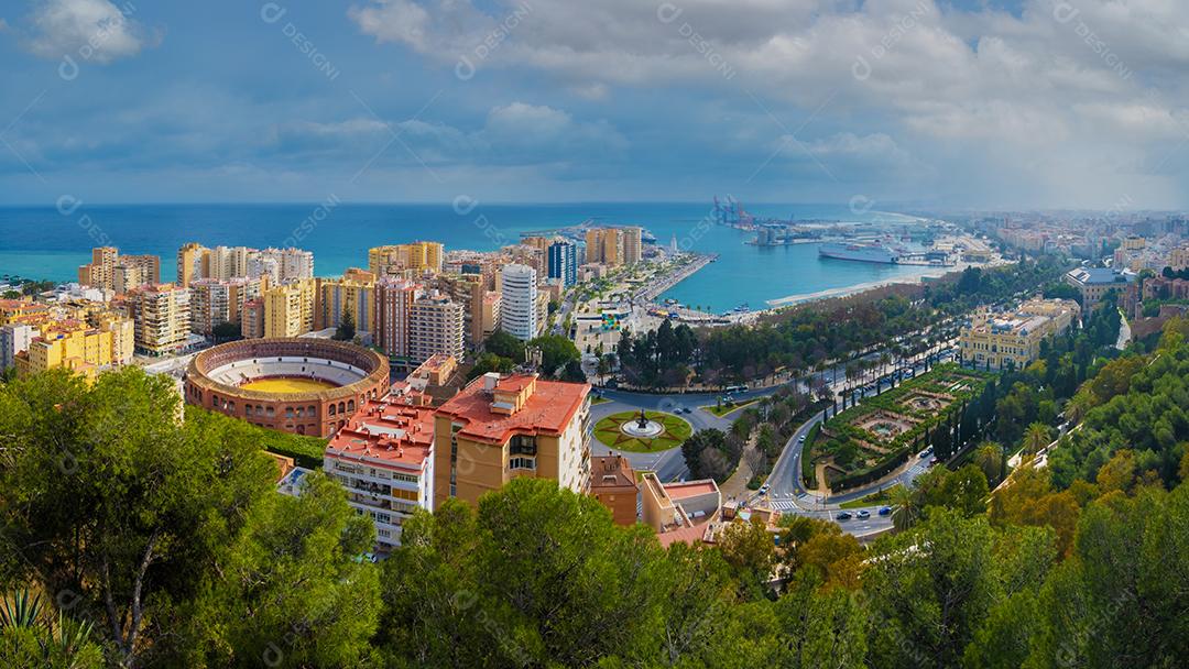 Incrível vista aérea e panorâmica da cidade de Málaga, na Espanha.
