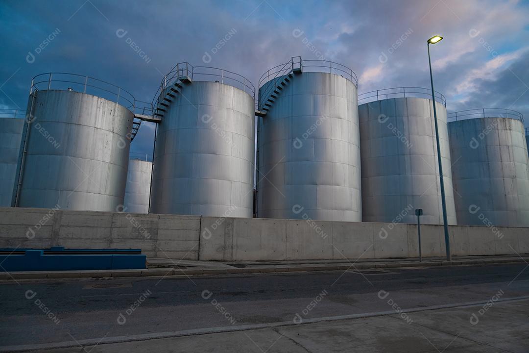 Ver terminais de distribuição de petróleo Tanques no Porto de Málaga.