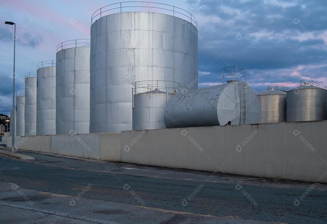 Ver terminais de distribuição de petróleo Tanques no Porto de Málaga.