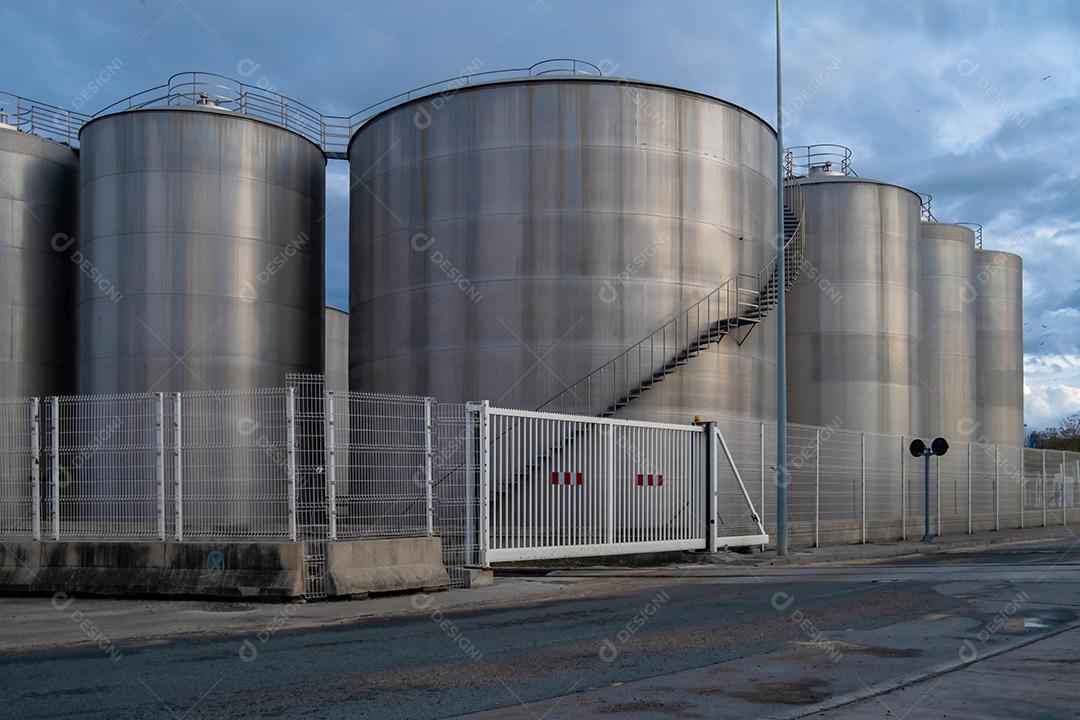 Ver terminais de distribuição de petróleo Tanques no Porto de Málaga.