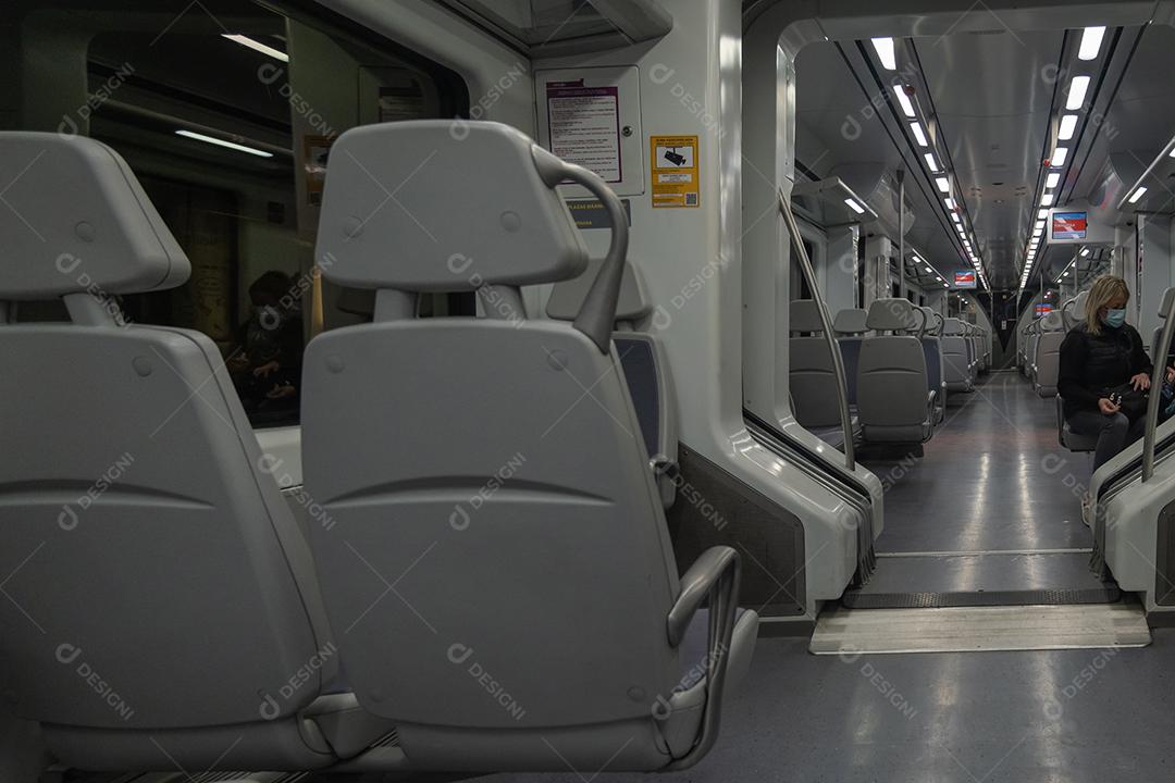 Vista de dentro do vagão do metrô de Málaga durante a pandemia.