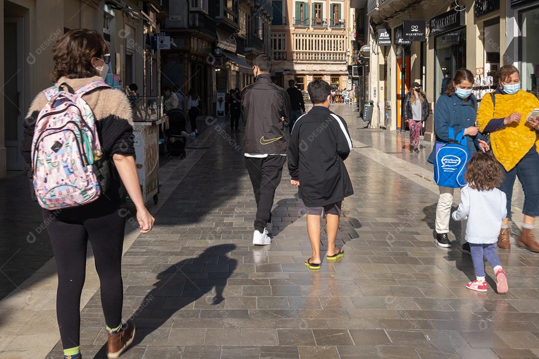 Vista de pessoas andando pelas ruas do centro histórico de Málaga durante a pandemia.