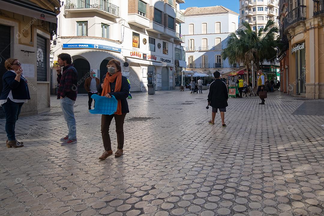 Vista de pessoas andando pelas ruas do centro histórico de Málaga durante a pandemia.