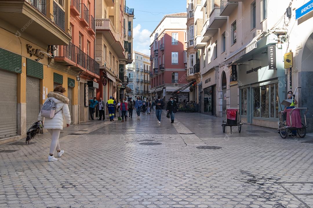 Vista de pessoas andando pelas ruas do centro histórico de Málaga durante a pandemia.