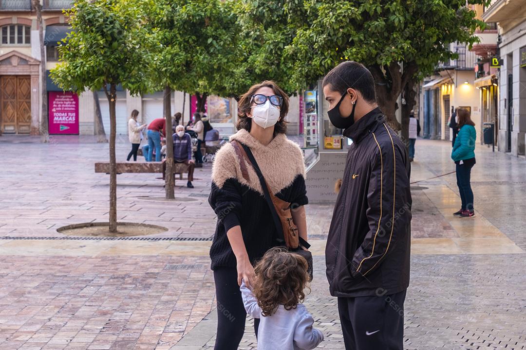 Vista de uma família andando pelas ruas do centro histórico de Málaga durante a pandemia.