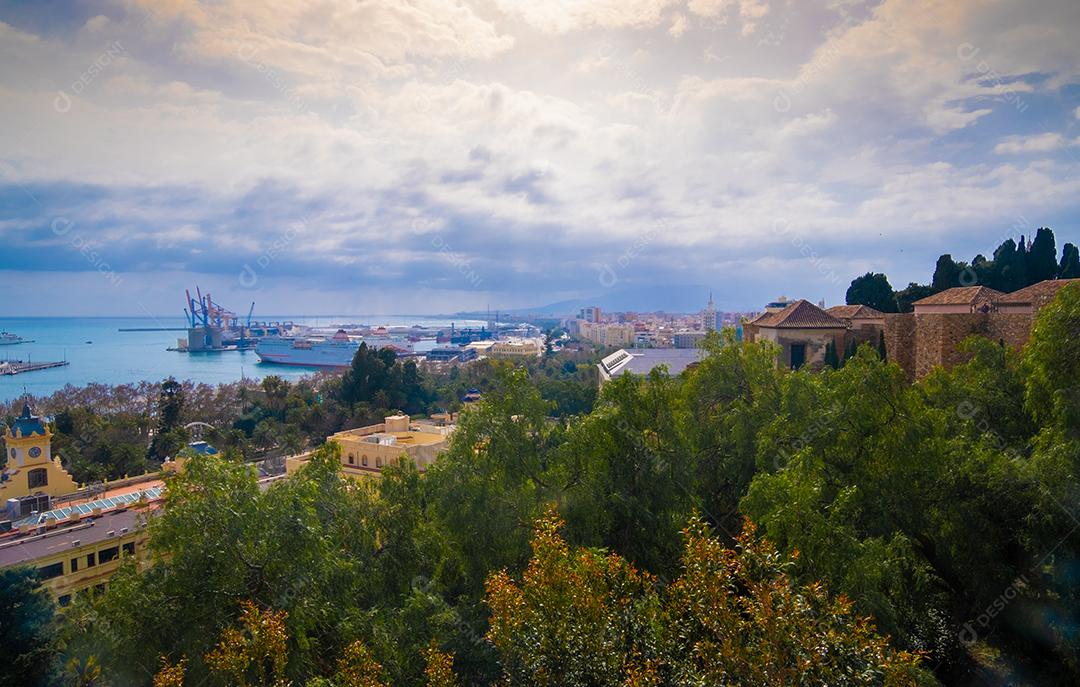 Vista aérea e panorâmica na cidade de Málaga na Espanha
