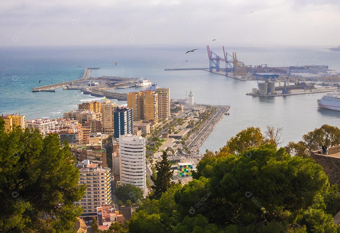 Vista aérea e panorâmica na cidade de Málaga na Espanha