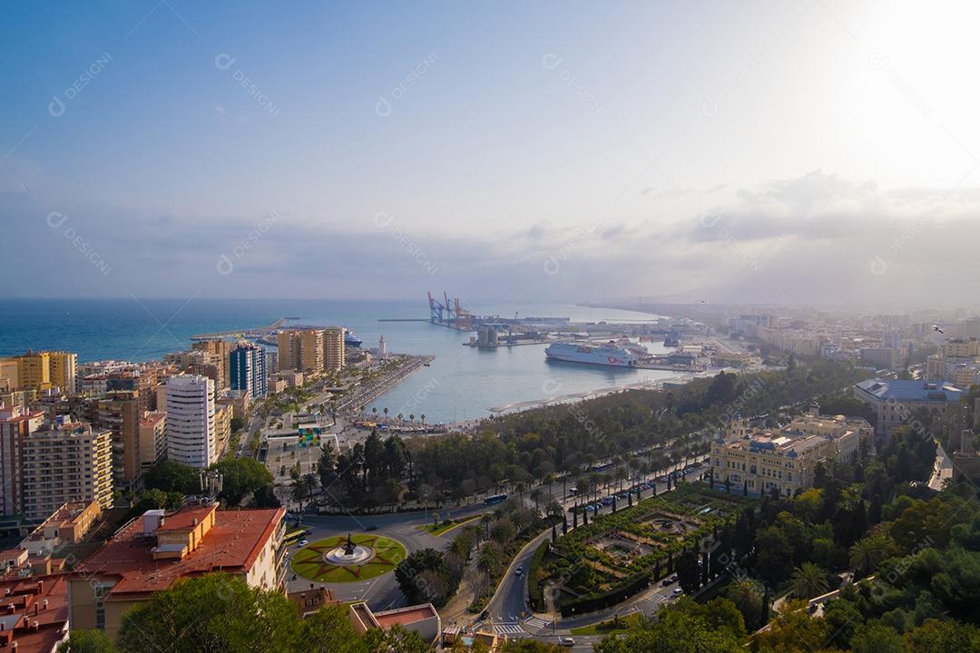 Vista aérea e panorâmica da cidade e porto de Málaga na Espanha