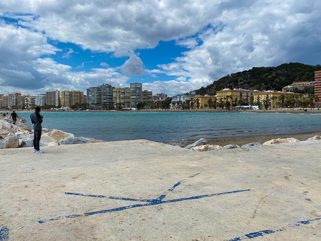 Vista do mar atingindo as falésias no mar Mediterrâneo de Málaga no verão.