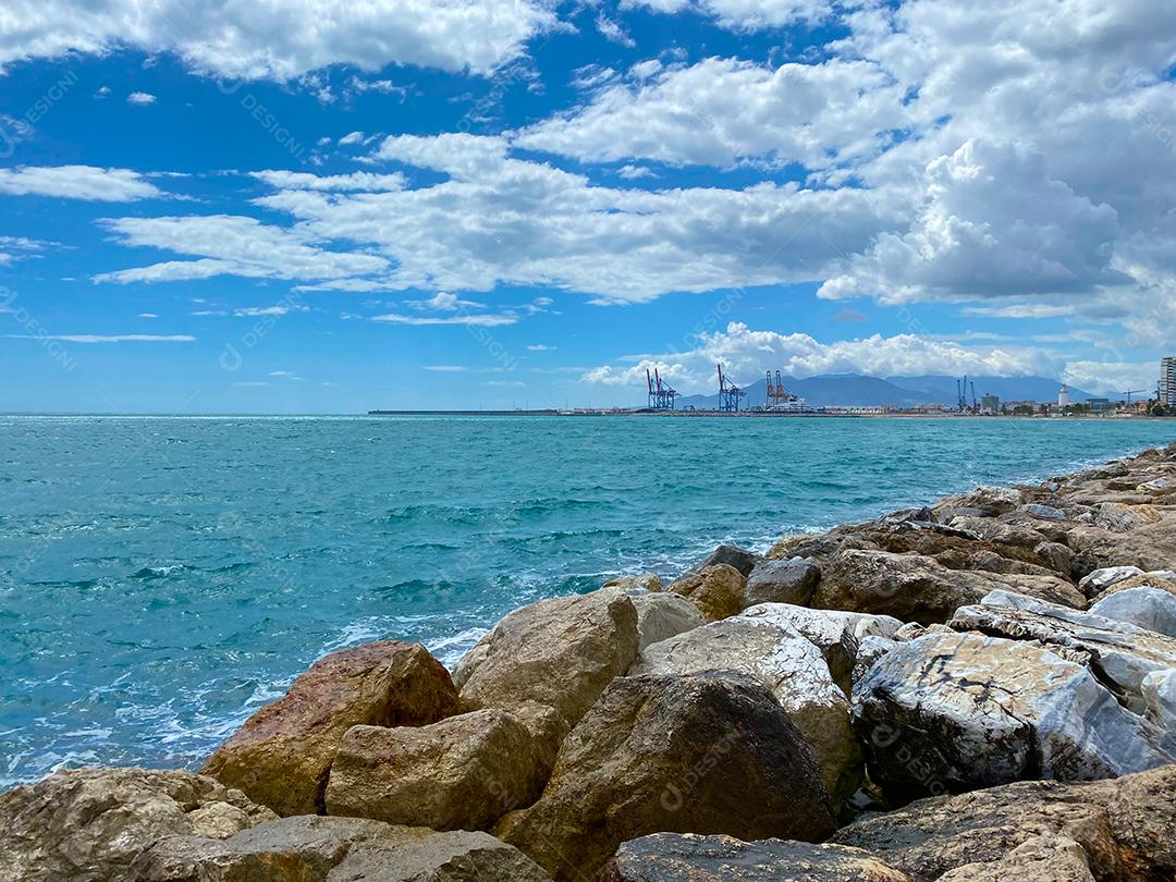 Vista do mar atingindo as falésias no mar Mediterrâneo de Málaga no verão.