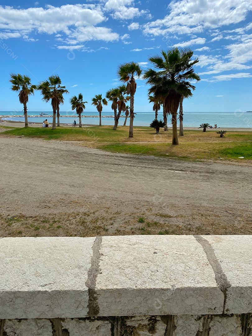 Vista da praia de Malagueta na cidade de Málaga no verão