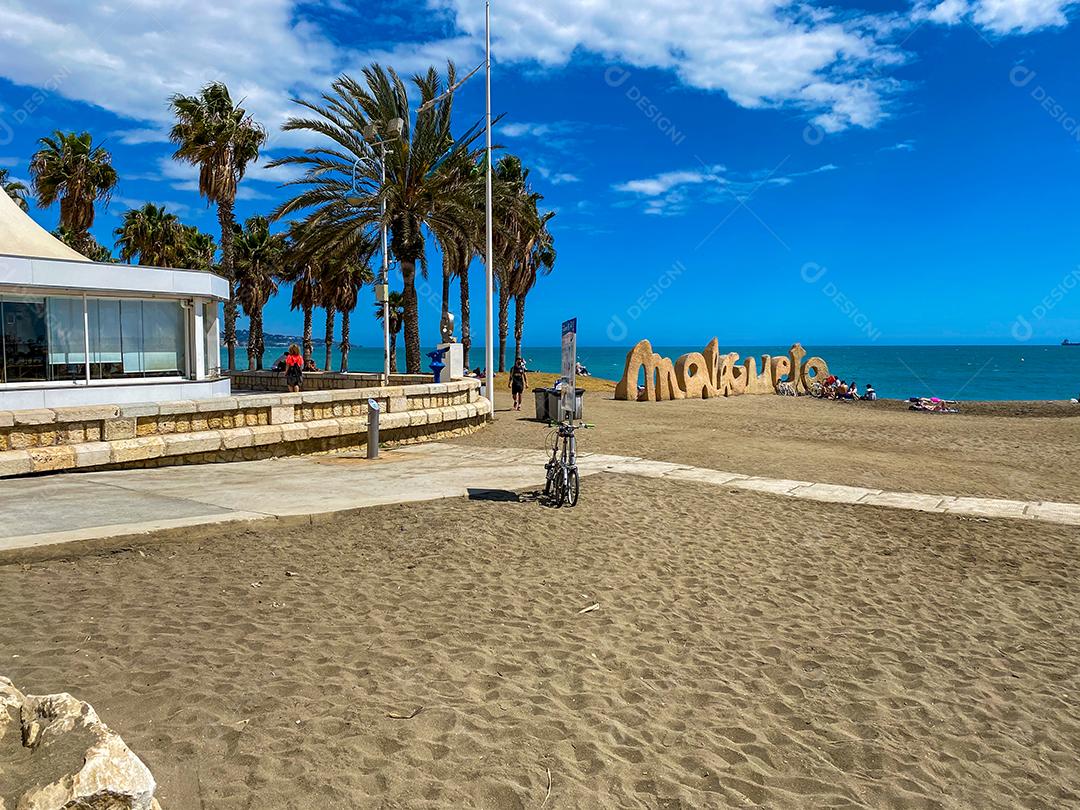Vista da praia de Malagueta na cidade de Málaga no verão