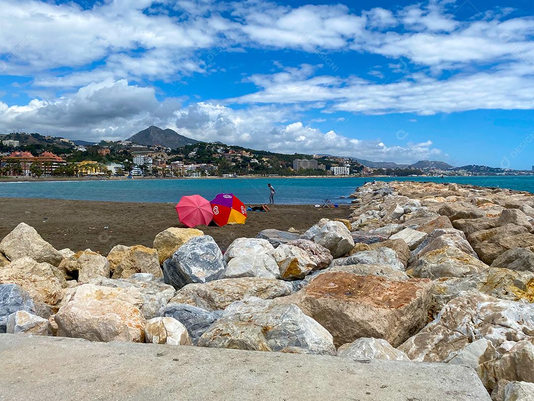 Vista do mar atingindo as falésias no mar Mediterrâneo de Málaga no verão.