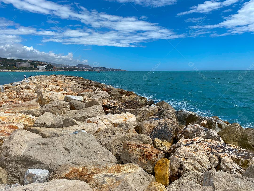 Vista do mar atingindo as falésias no mar Mediterrâneo de Málaga no verão.