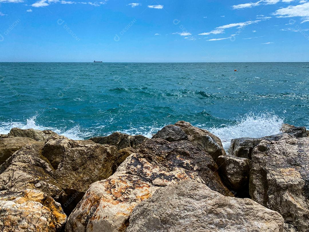 Vista do mar atingindo as falésias no mar Mediterrâneo de Málaga no verão.