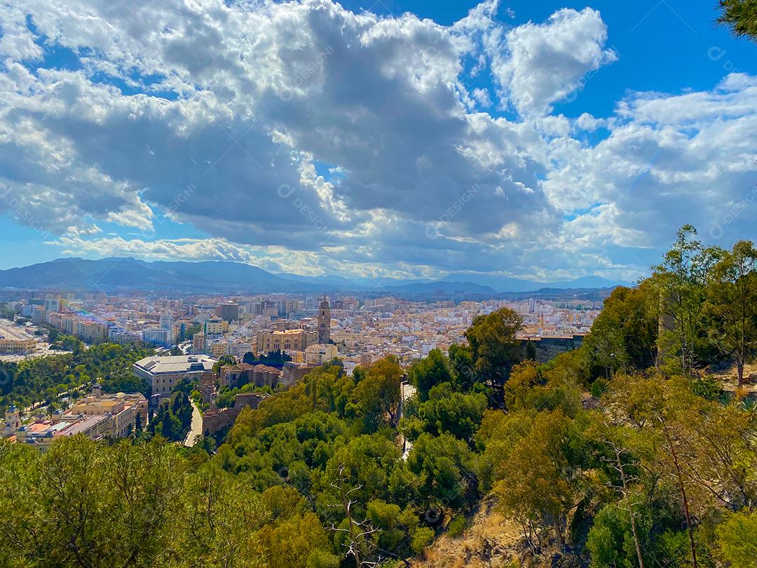 Vista de alto ângulo da cidade de Málaga no verão.