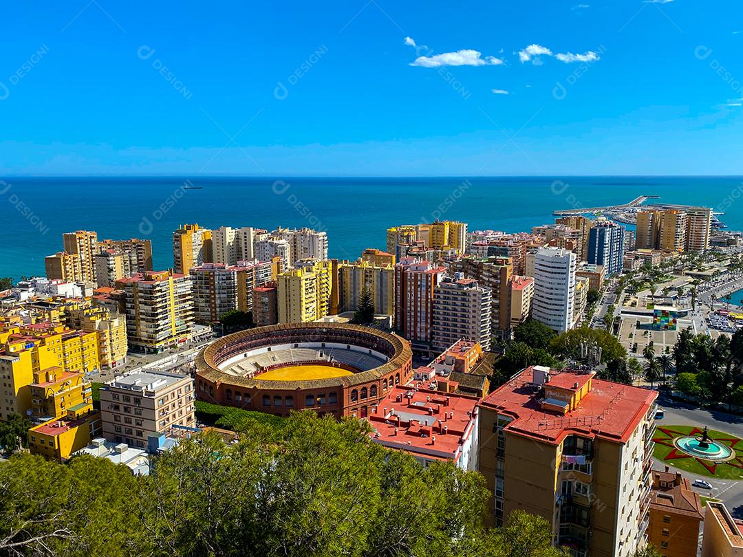 Vista de alto ângulo do Bulring da cidade de Málaga no verão.