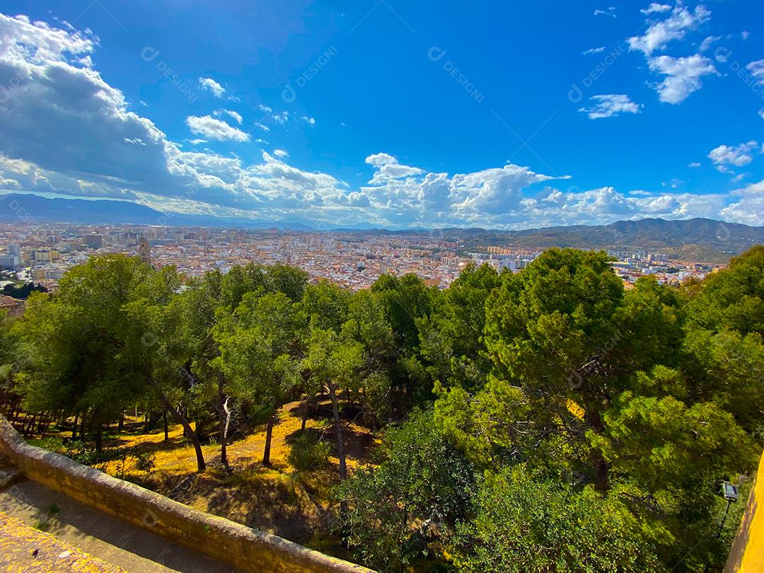 Vista de alto ângulo da cidade de Málaga no verão.