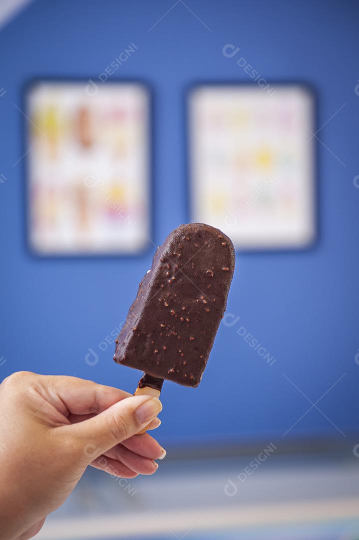 Picolé estilo esquimó coberto com chocolate, espaço de cópia