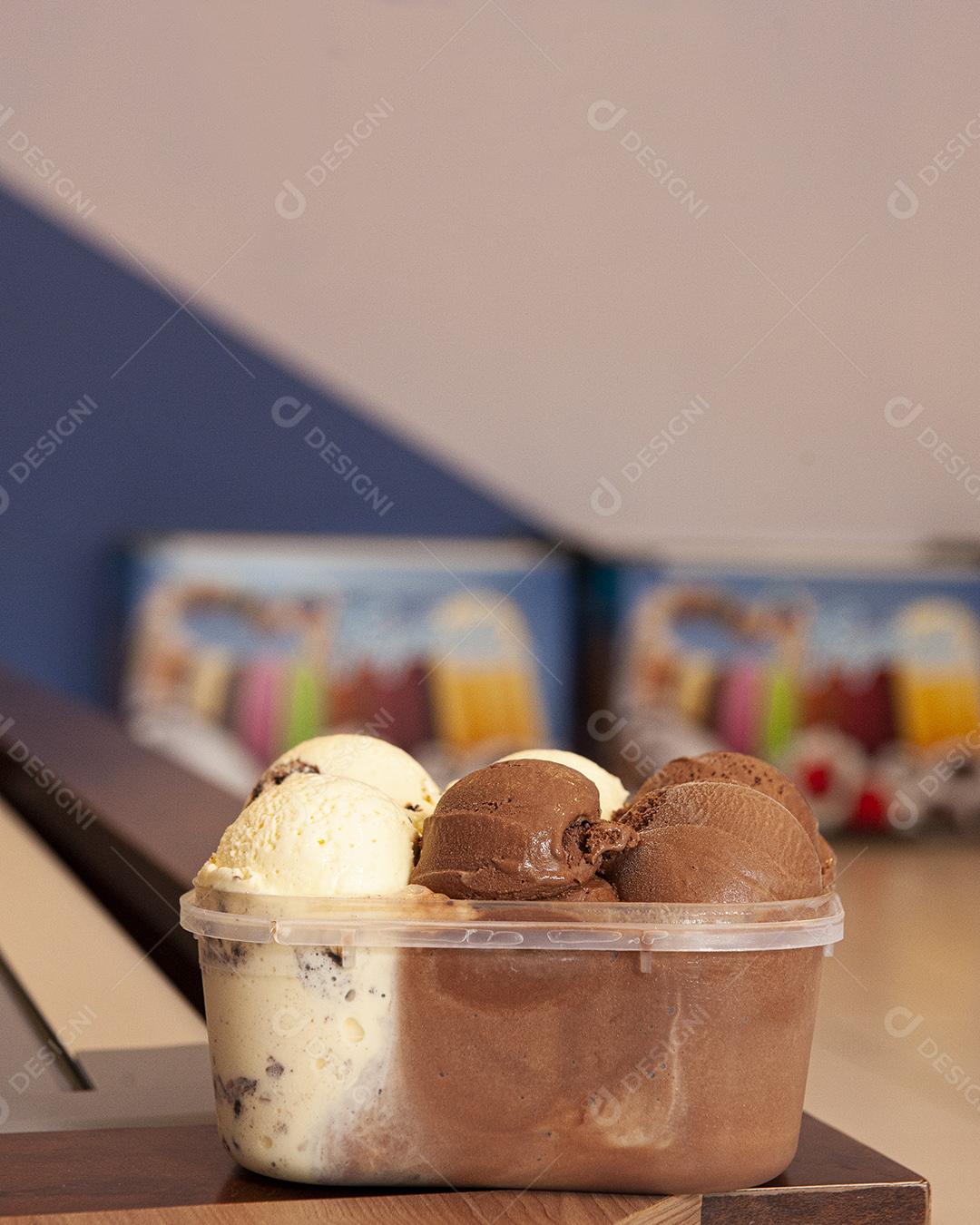 Grande pote de sorvete no balcão de uma sorveteria.