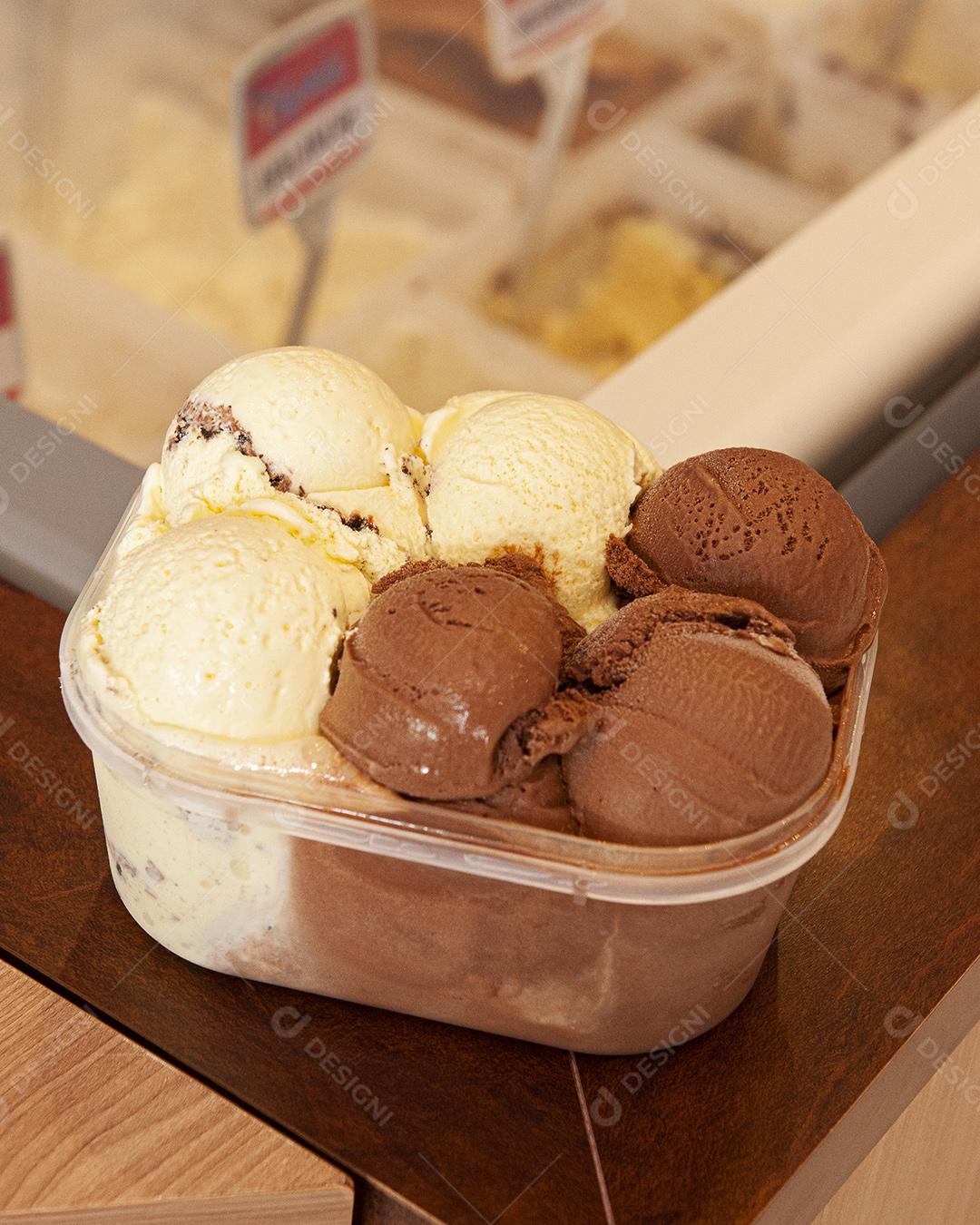 Grande pote de sorvete no balcão de uma sorveteria.