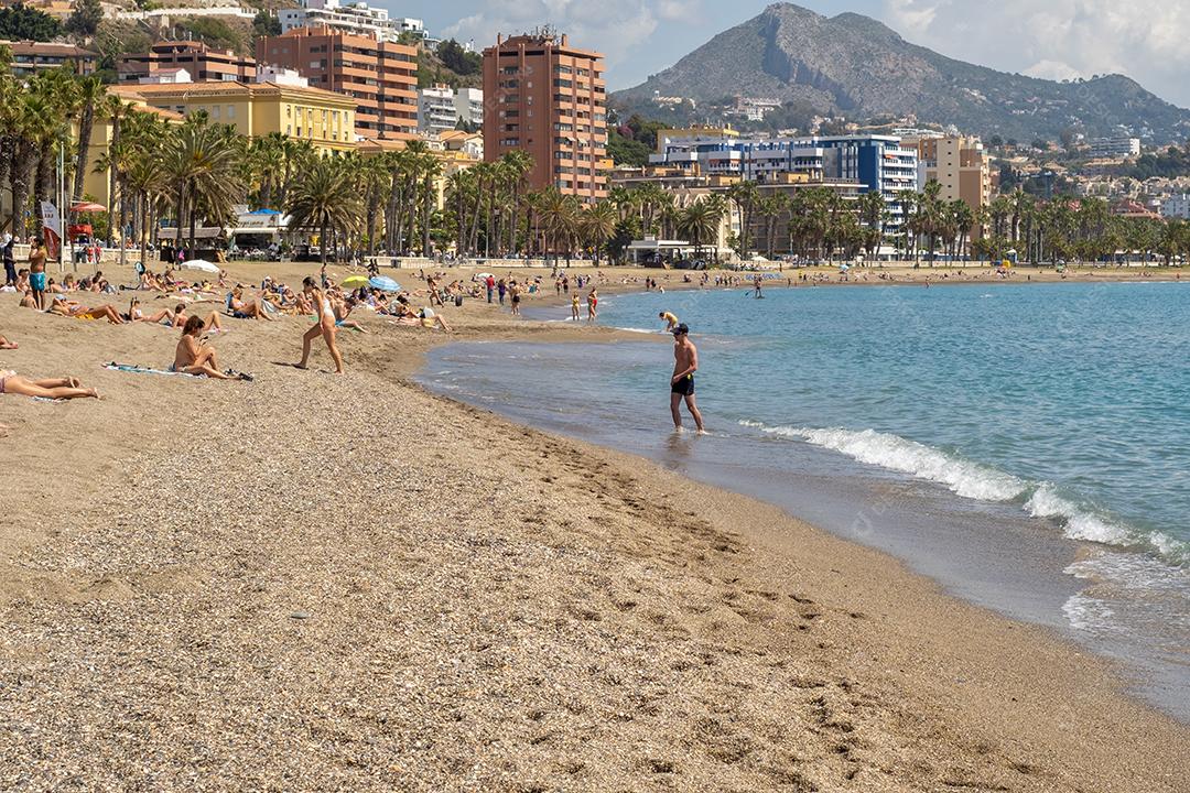 Málaga, Espanha - 4 de abril de 2021:Vista da famosa praia de Malagueta em Málaga no verão.