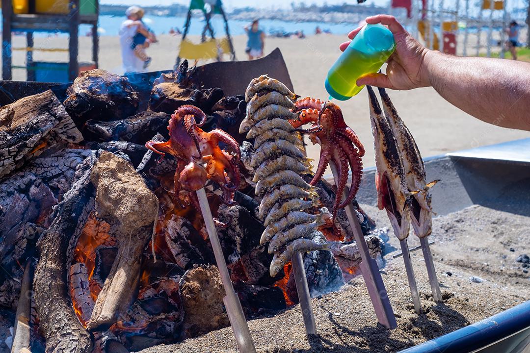 Vista de um espeto de peixe típico nas praias de Málaga