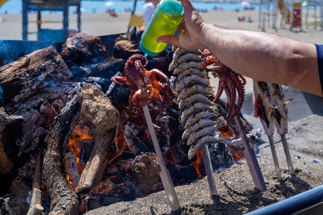 Vista de um espeto de peixe típico nas praias de Málaga
