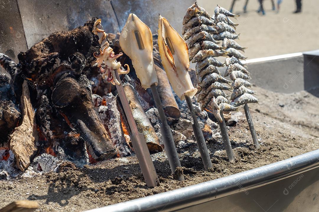 Vista de um espeto de peixe típico nas praias de Málaga