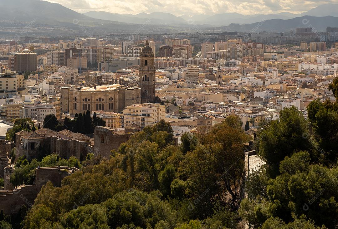 Vista panorâmica da cidade de Málaga durante o verão.