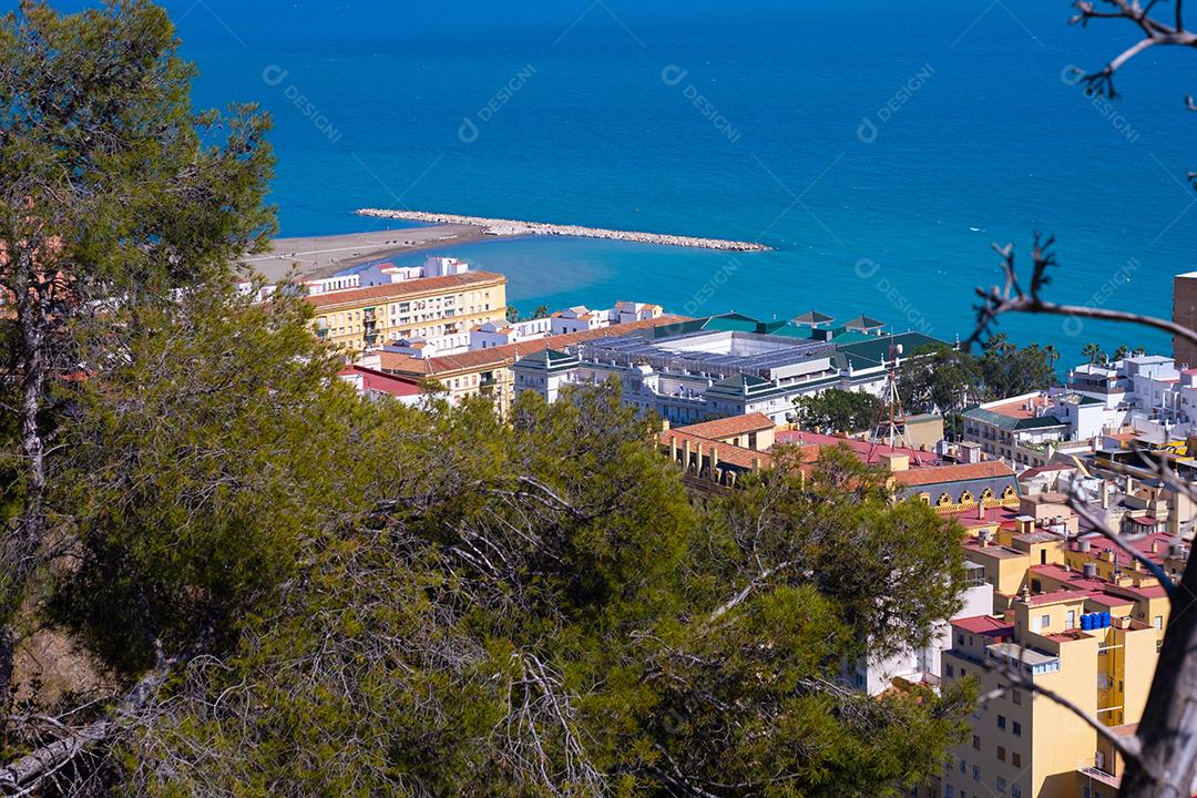 Vista aérea da praia Pedregalejo em Málaga durante o verão.