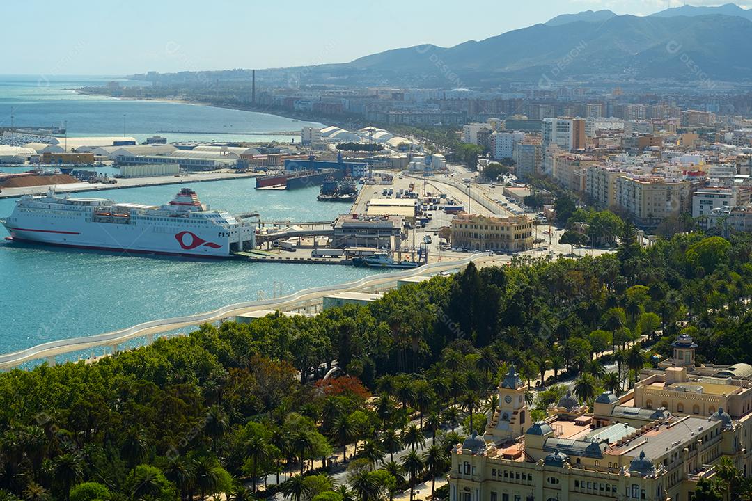 Vista aérea do porto de Málaga durante o verão.