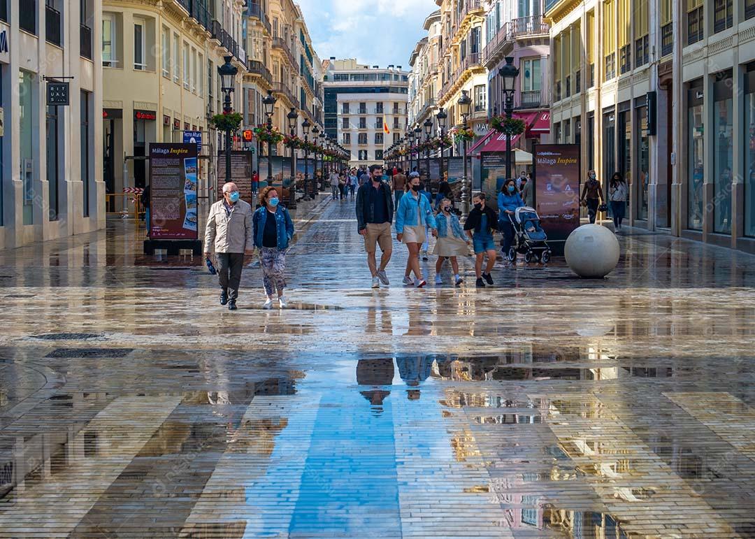 Málaga, Espanha - 23 de maio de 2021: Vista da Calle Larios após a chuva de verão