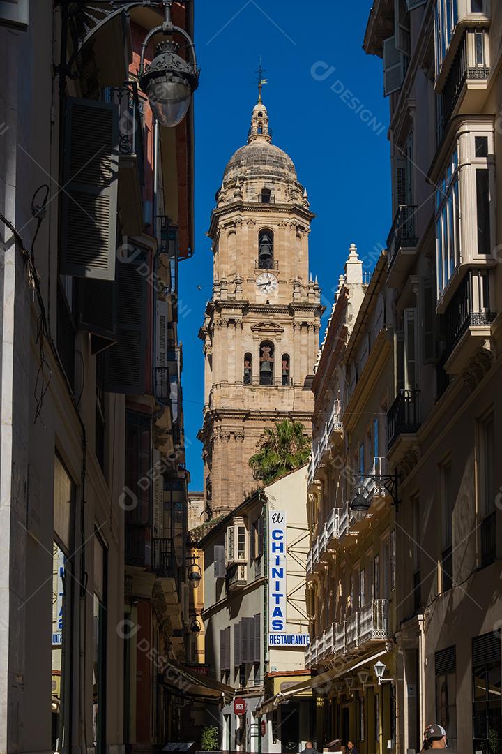 Málaga, Espanha - 23 de maio de 2021: Vista da Catedral de Málaga entre becos durante o verão.