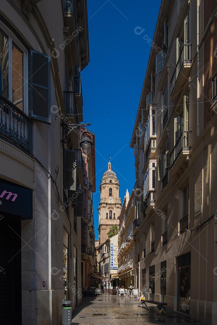 Málaga, Espanha - 23 de maio de 2021: Vista da Catedral de Málaga entre becos durante o verã