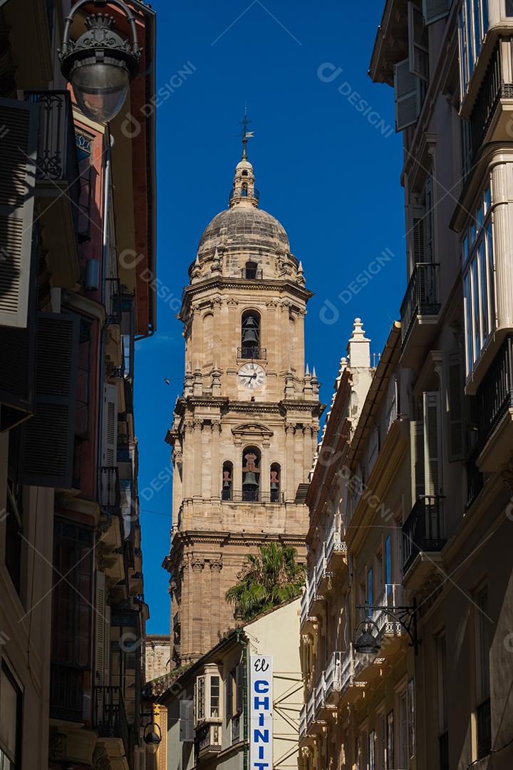 Málaga, Espanha - 23 de maio de 2021: Vista da Catedral de Málaga entre becos durante o verão.