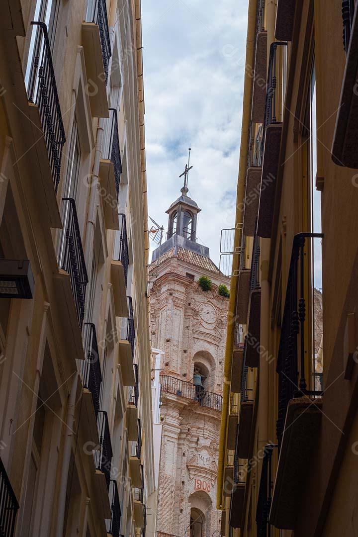 Bela vista da igreja histórica entre becos no centro de Málaga.