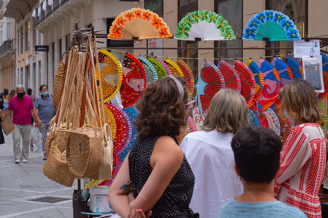 Málaga, Espanha - 19 de junho de 2021: Pessoas comprando ventiladores nas ruas de Málaga Espanha.