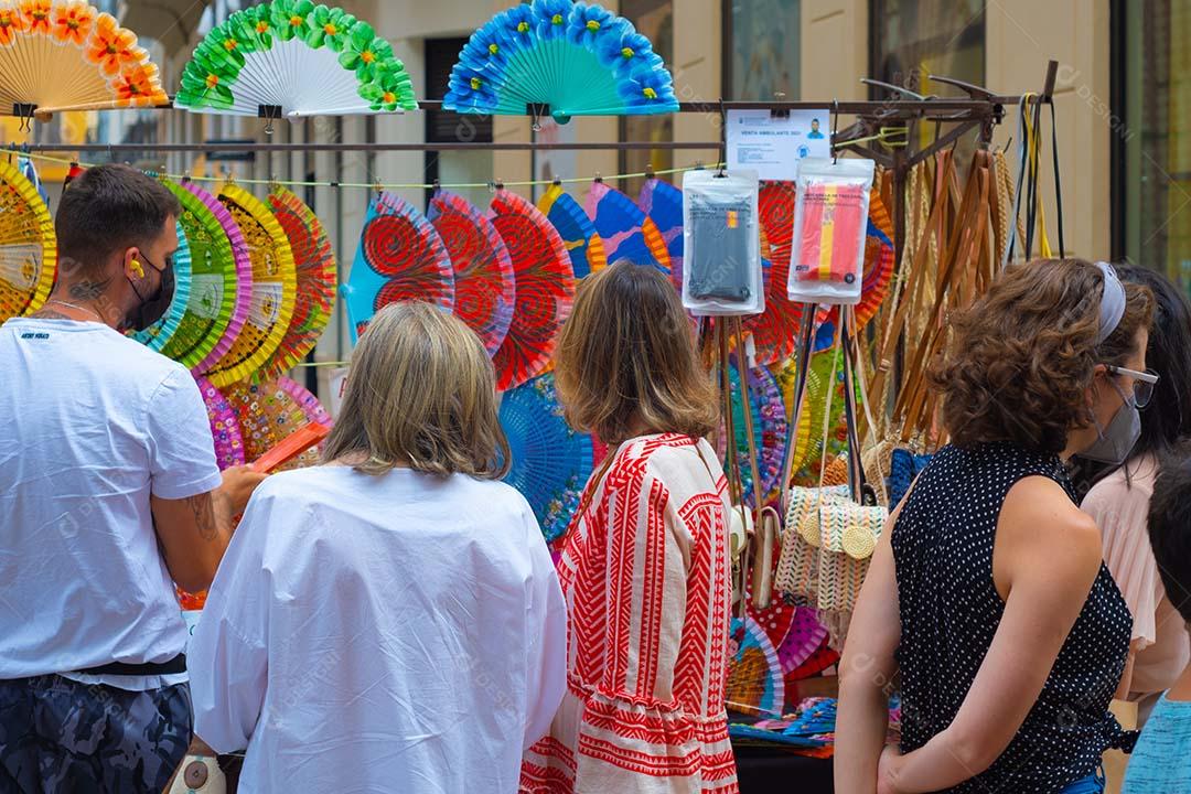 Málaga, Espanha - 19 de junho de 2021: Pessoas comprando ventiladores nas ruas de Málaga Espanha.