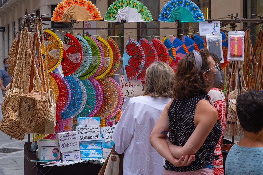 Málaga, Espanha - 19 de junho de 2021: Pessoas comprando ventiladores nas ruas de Málaga Espanha.