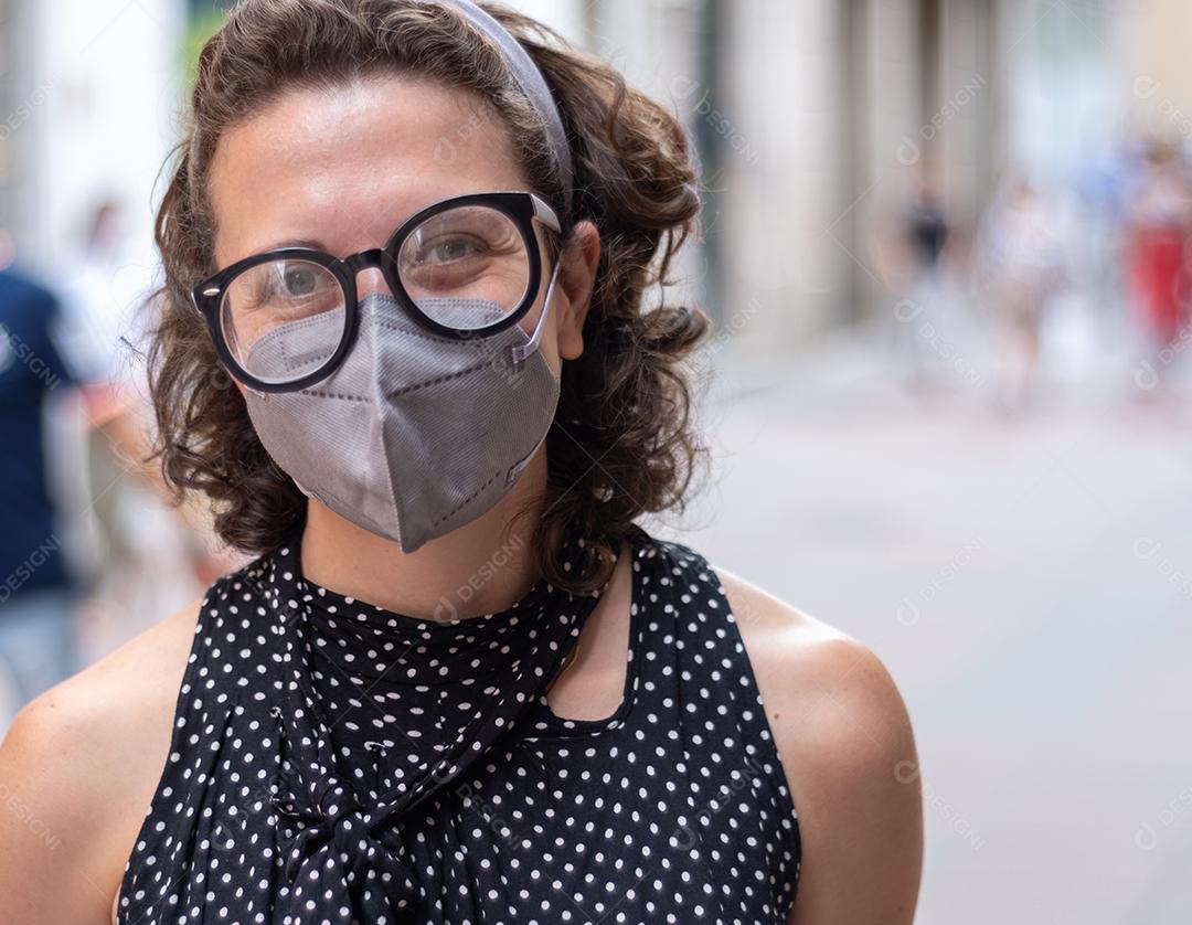 Retrato de uma linda mulher usando máscara e óculos