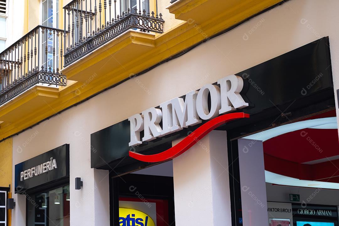 Vista da fachada da loja de cosméticos PRIMOR no centro histórico de Málaga na Espanha
