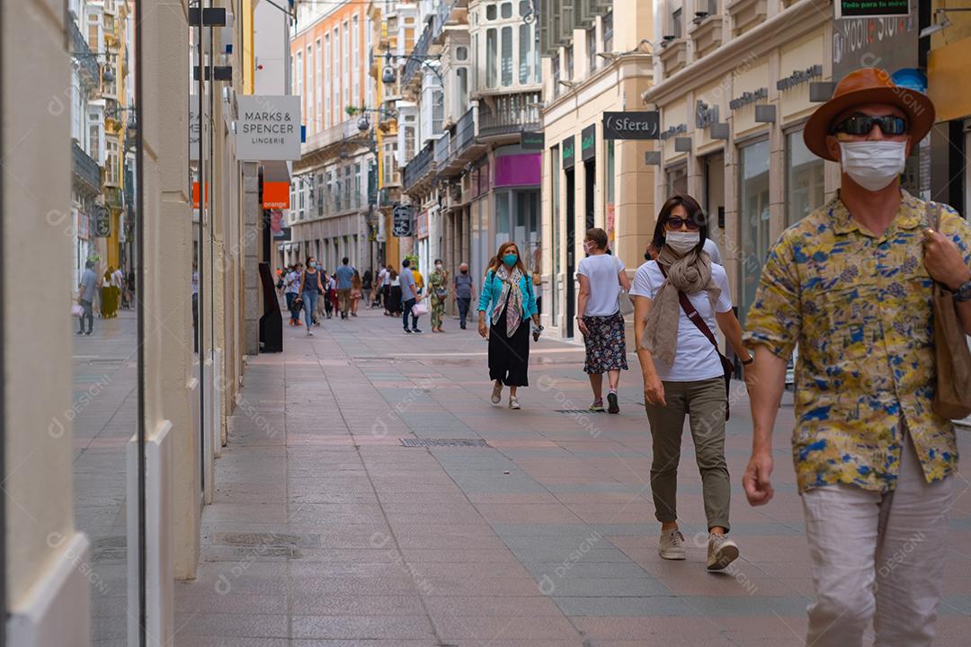 Málaga, Espanha - 19 de junho de 2021: Pessoas caminhando no centro histórico de Málaga na Espanha