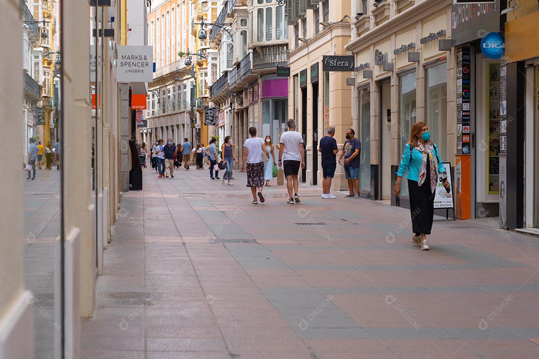 Málaga, Espanha - 19 de junho de 2021: Pessoas caminhando no centro histórico de Málaga na Espanha