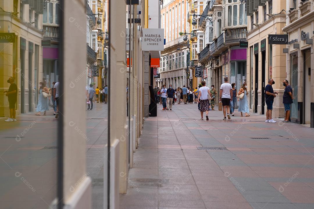 Málaga, Espanha - 19 de junho de 2021: Pessoas caminhando no centro histórico de Málaga na Espanha